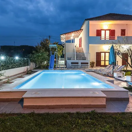 Sinj With A Fireplace 417 Дом отдыха