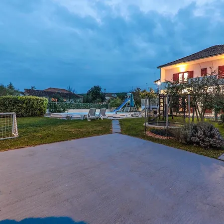 Sinj With A Fireplace 417 Дом отдыха *