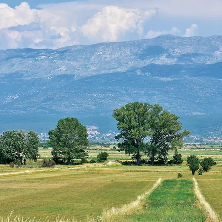 Sinj With A Fireplace 417 Дом отдыха *