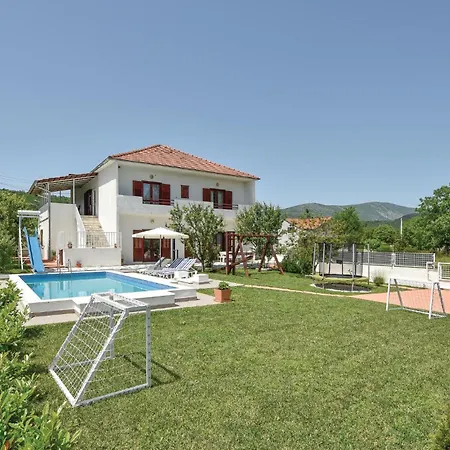 Sinj With A Fireplace 417 Дом отдыха