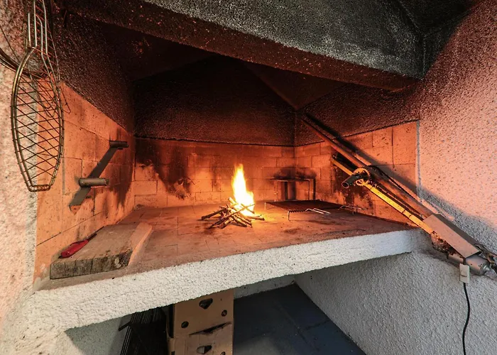 With A Fireplace 417 سيني