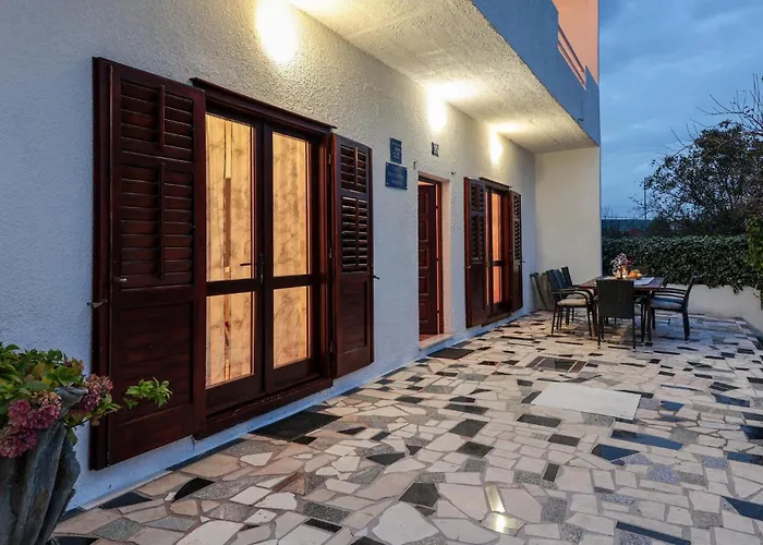 With A Fireplace 417 سيني