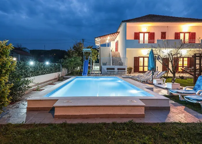 With A Fireplace 417 بيت للعطل