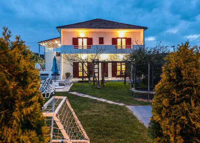 With A Fireplace 417 سيني