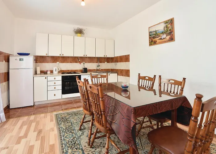 With A Fireplace 417 بيت للعطل
