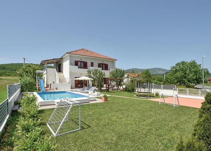 With A Fireplace 417 بيت للعطل
